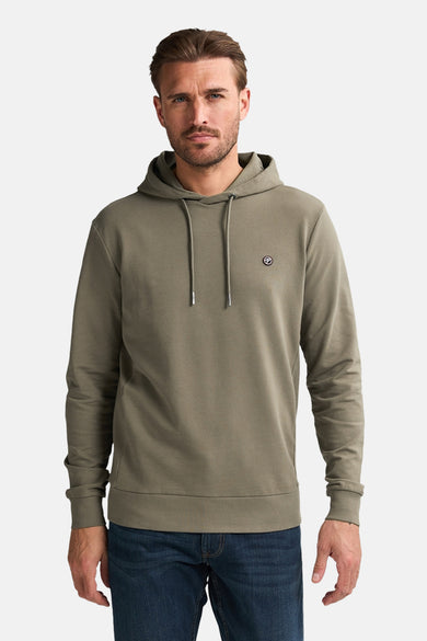 Groene sweater met kap van Petrol Industries, met trekkoorden en een klein logo.