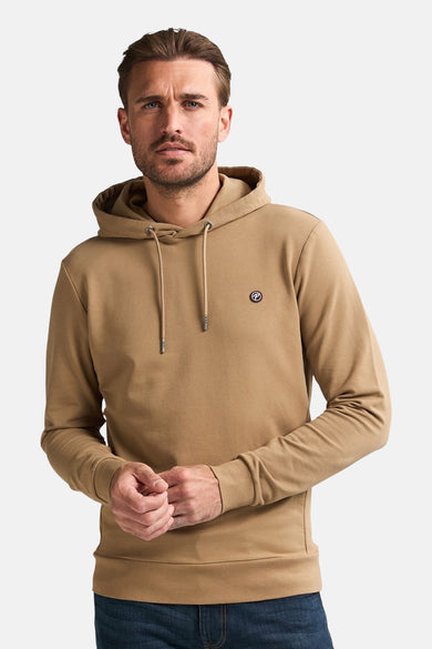Ecru sweater met kap van Petrol Industries, met trekkoorden en klein logo op de borst.