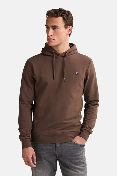Gilet brun avec capuche de Petrol Industries, avec des cordons et un petit logo sur la poitrine.