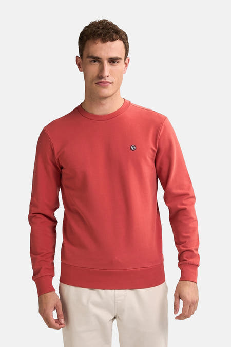 Gilet rouge avec col rond de Petrol Industries®, avec un petit logo sur la poitrine.