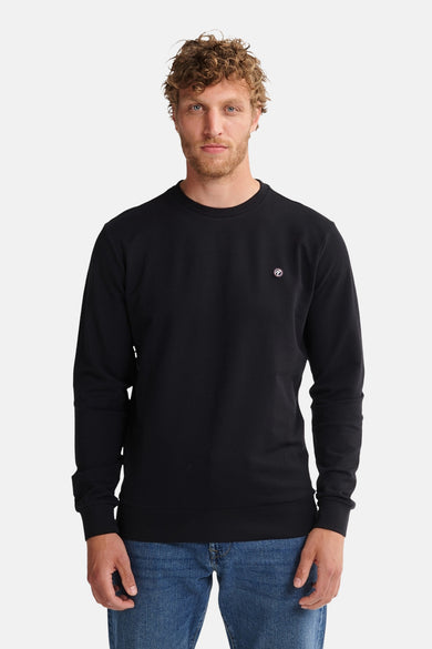 Zwarte sweater van Petrol Industries, met lange mouwen, een ronde hals en een klein logo op de borst.