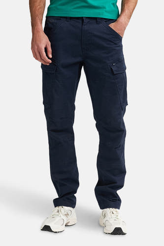 Pantalon de travail bleu de Petrol Industries® avec poches et sneakers blanches.
