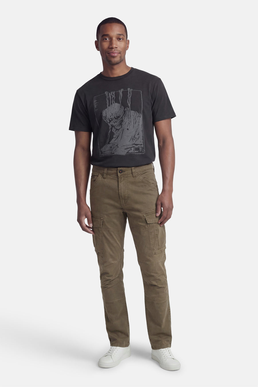 Groene cargobroek van Petrol Industries® met cargozakken, gedragen met een zwart T-shirt en witte sneakers.
