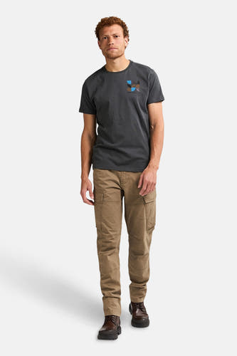 Jean cargo écru de Petrol Industries® avec des poches à dos, associé à un t-shirt gris et des bottes brunes.