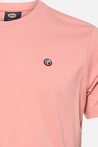 Roze T-shirt met korte mouwen van Petrol Industries met een klein logo op de borst.