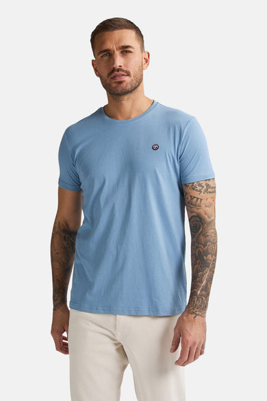 T-shirt bleu à manches courtes de Petrol Industries, avec un petit logo sur la poitrine.