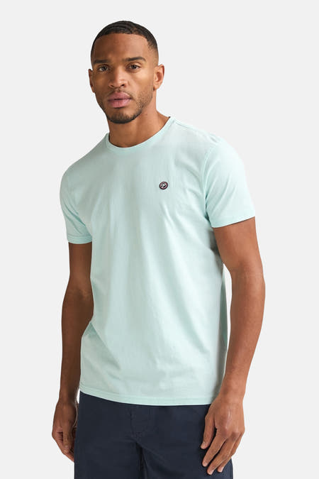 T-shirt vert de Petrol Industries, avec un petit logo sur la poitrine.