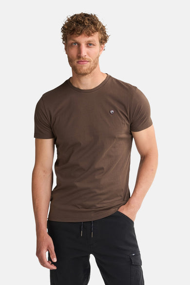Bruin T-shirt met korte mouwen van Petrol Industries, gedragen met zwarte broek.