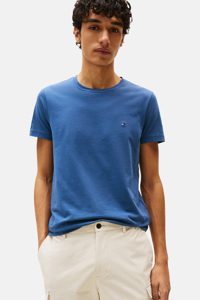 T-shirt bleu à manches courtes de TOMMY HILFIGER, avec un logo subtil sur la poitrine.