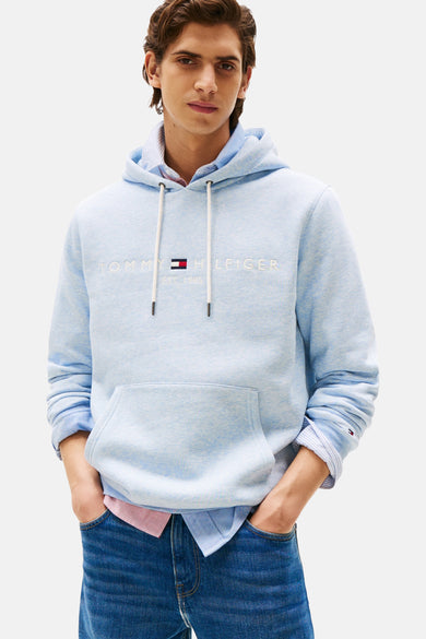Blauw sweatshirt van TOMMY HILFIGER, gedragen over een overhemd en gecombineerd met jeans.