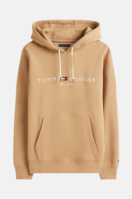 Beige sweater met capuchon van Tommy Hilfiger, met witte trekkoorden en logoprint op de borst.