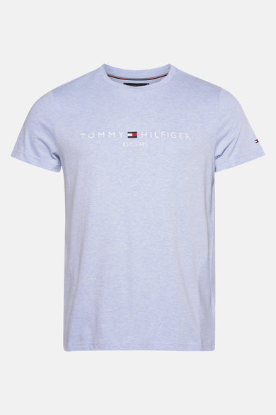 T-shirt bleu à manches courtes de TOMMY HILFIGER, avec logo blanc et inscription 'EST. 1985' sur la poitrine.