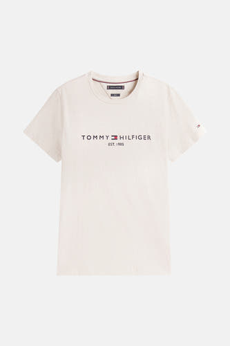 T-shirt beige à manches courtes de Tommy Hilfiger, avec logo sur la poitrine et petit drapeaulogo sur la manche.