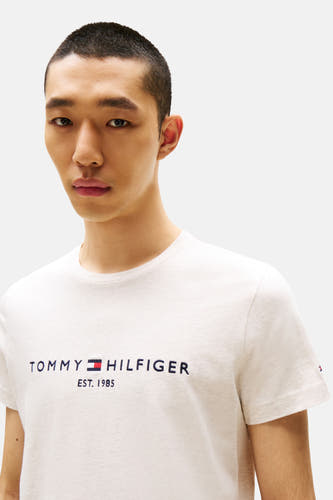 Beige T-shirt met korte mouwen van TOMMY HILFIGER, met logo op de borst.