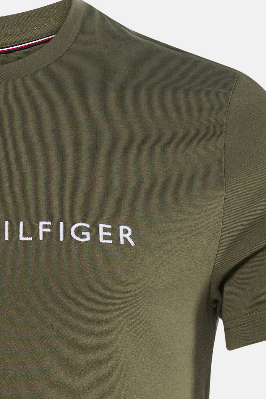 Groen T-shirt met korte mouwen van Tommy Hilfiger, met wit logo op de borst en een ronde hals.