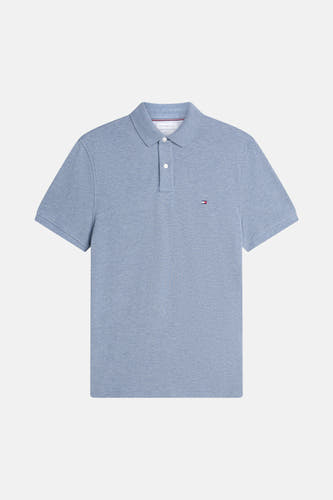 Lichtblauwe piqué polo van TOMMY HILFIGER met korte mouwen, klassieke kraag en logo op de borst.