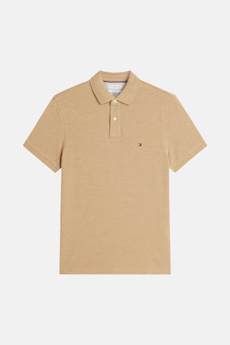 Beige piqué polo van TOMMY HILFIGER met klassieke kraag, twee knopen en een vlaglogo op de borst.