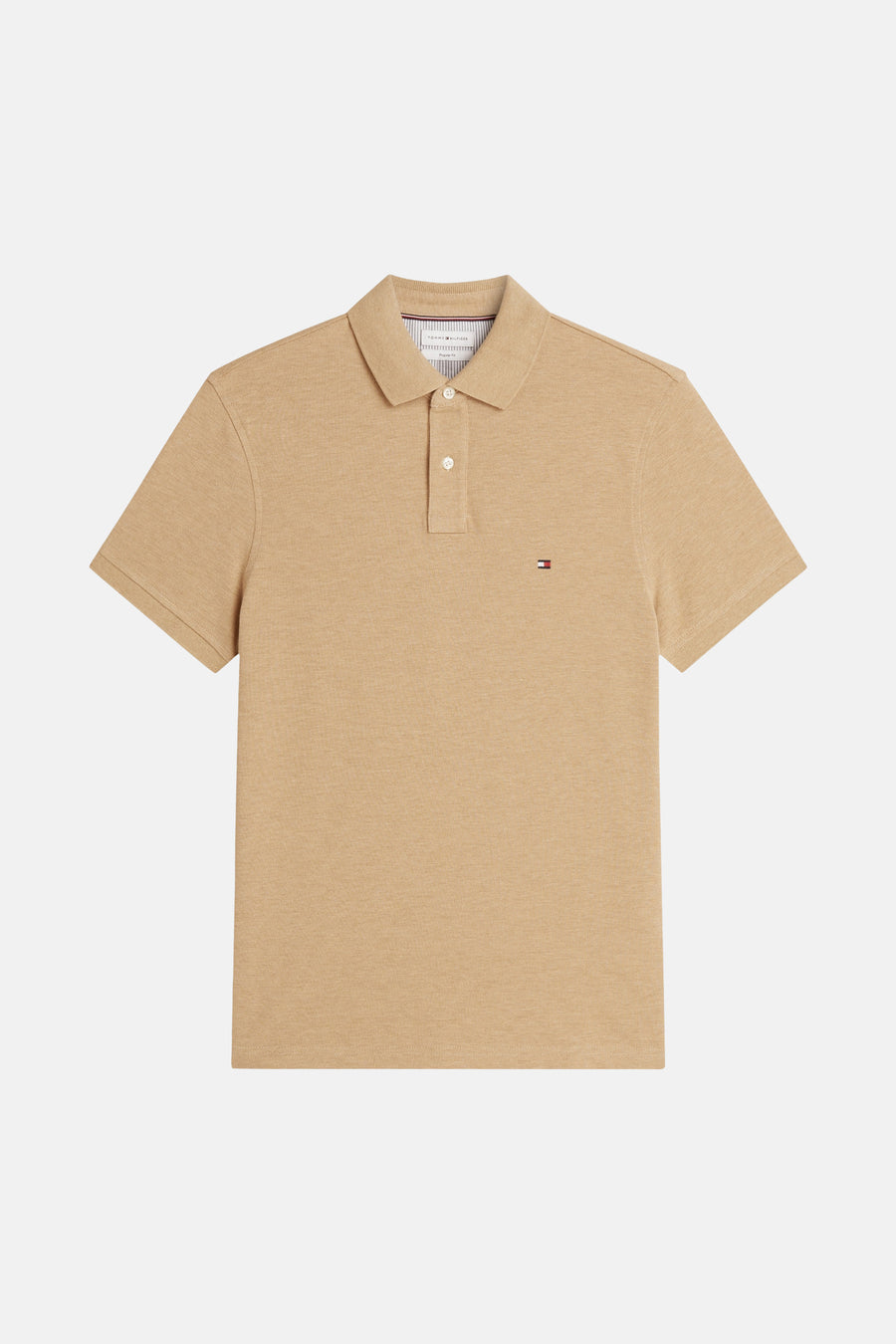 Beige piqué polo van TOMMY HILFIGER met klassieke kraag, twee knopen en een vlaglogo op de borst.