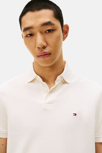 Ecru polo met korte mouwen van Tommy Hilfiger, met een subtiel logo op de borst.