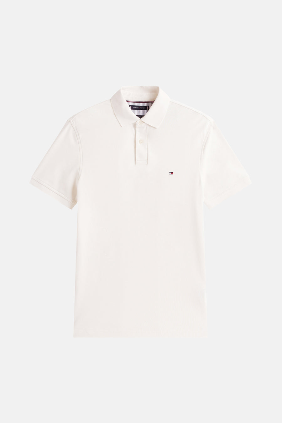 Wit poloshirt met korte mouwen.
