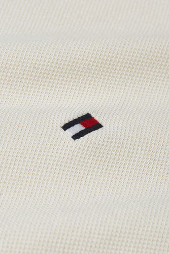 Ecru polo met korte mouwen van Tommy Hilfiger, met een fijn geweven textuur en een geborduurd logo.