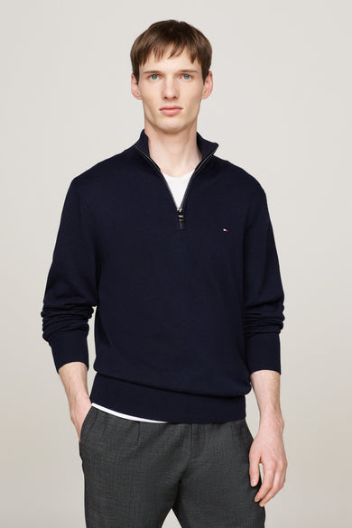 Blauwe trui met rolkraag van TOMMY HILFIGER, met een korte ritssluiting en subtiel logo.