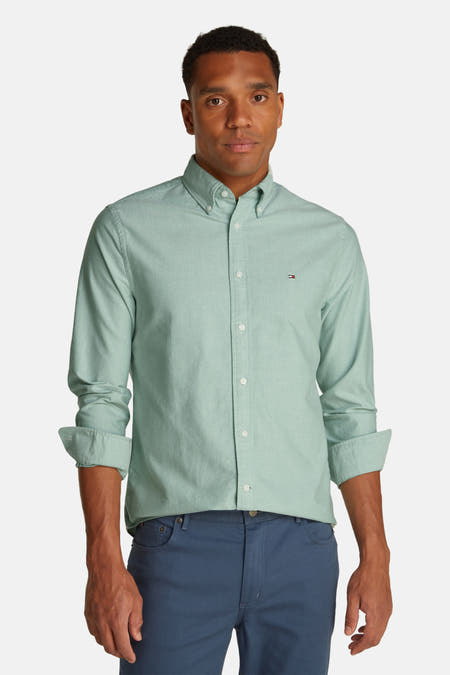 Groen overhemd met lange mouwen van Tommy Hilfiger met knoopsluiting en blauwe broek.