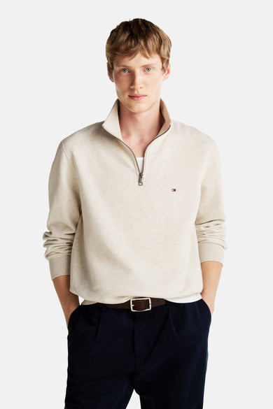 Sweater écru de TOMMY HILFIGER, avec des manches longues et un col montant, vu de dos.