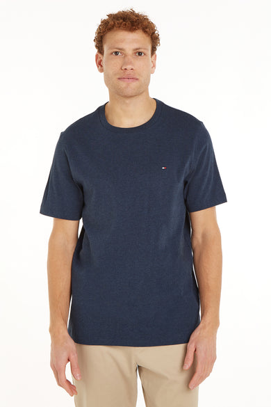 Blauw T-shirt met korte mouwen van Tommy Hilfiger, effen design met een klein logo detail op de borst.