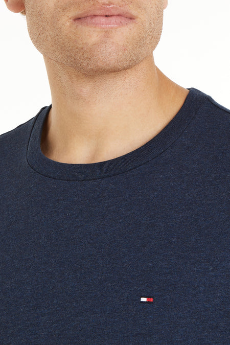 Blauw T-shirt met korte mouwen van Tommy Hilfiger, met een klein logo op de borst.
