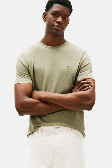 Groen T-shirt met korte mouwen van TOMMY HILFIGER, effen kleur, gedragen met een witte jeans.