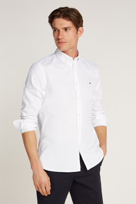 Chemise blanche à manches longues de TOMMY HILFIGER, vue de derrière, avec un design simple et un col arrondi.