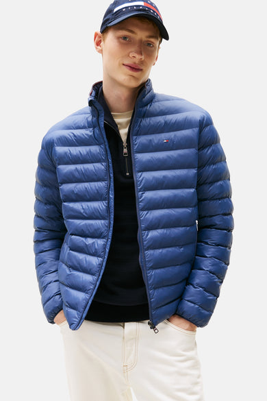 Manteau court bleu de TOMMY HILFIGER, avec un motif brodé et une casquette de baseball.