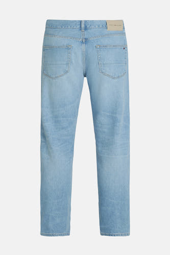 Jeans coupe droite en denim bleu clair de Tommy Hilfiger, dos avec poches et une étiquette de marque.