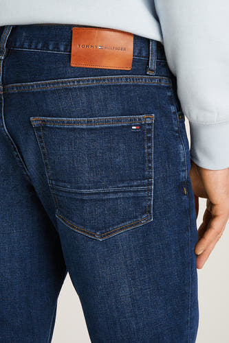 Donkerblauwe straight jeans van denim, van TOMMY HILFIGER, met achterzak en leren merklabel.
