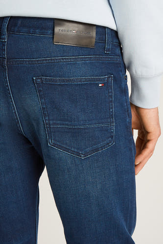 Donkerblauwe straight jeans van denim van Tommy Hilfiger, met een achterzak en lederen merklabel.
