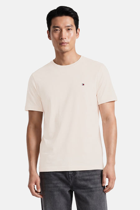 Ecru korte mouw T-shirt van TOMMY HILFIGER met klein logo op borst, gedragen door model in lifestyle shot