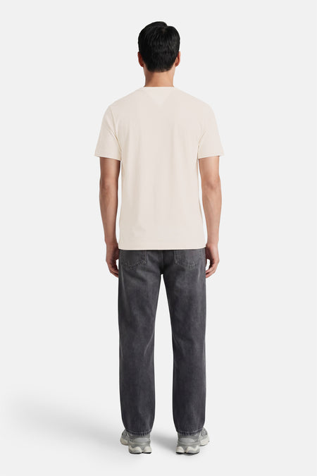 Ecru korte mouwen T-shirt van TOMMY HILFIGER, achterzijde, gestreept model, gecombineerd met grijze jeans en sneakers