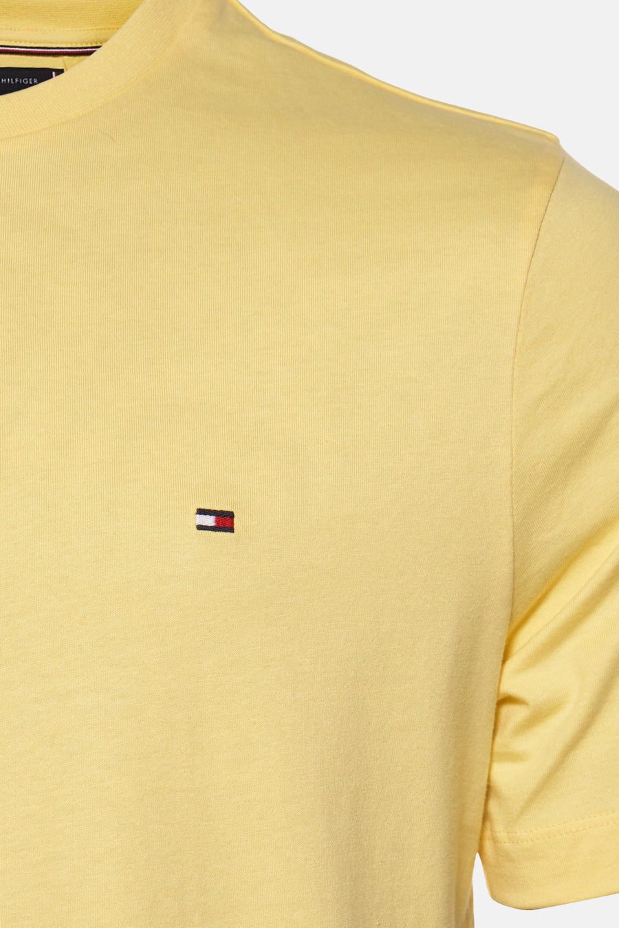 Geel T-shirt met korte mouwen van Tommy Hilfiger, met klein geborduurd logo op de borst.