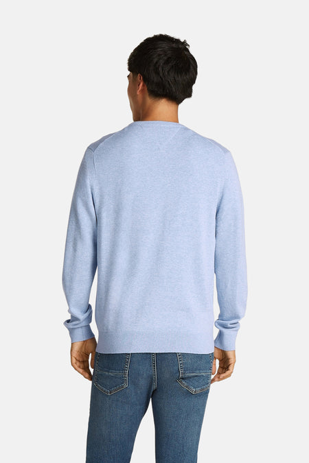 Blauwe ronde hals trui van TOMMY HILFIGER, achterzijde weergegeven, met ribboorden en lichte melange textuur, gedragen met jeans.