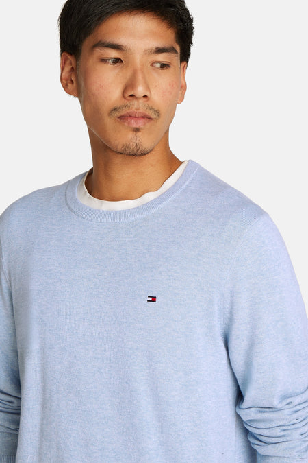 Lichtblauwe ronde hals trui van TOMMY HILFIGER met witte bies en klein logo op borst, close-up voorzijde