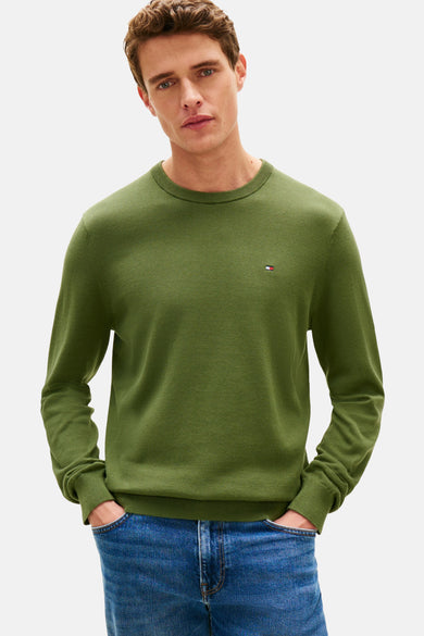 T-shirt vert de rond collet TOMMYMYILFIGER, gez van van van met jeans en enen.