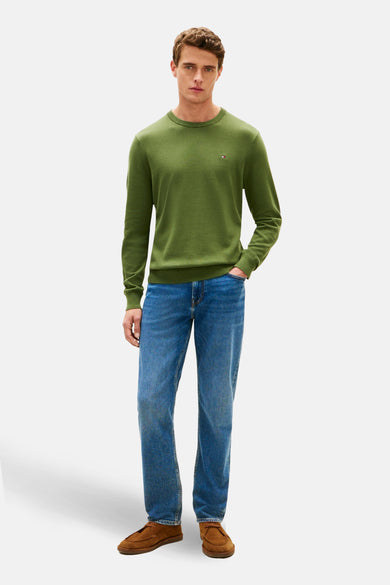 T-shirt vert de TOM Tommy H rond rond rond avec col col r,éééé jeans bleues et des chaussures en cuir marron.