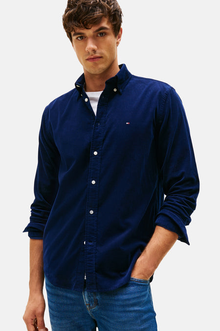 Blauw corduroy hemd van Tommy Hilfiger, met lange mouwen en een witte t-shirt eronder.