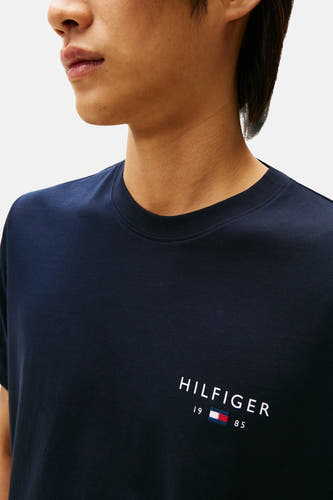 T-shirt bleu à manches courtes de Tommy Hilfiger, avec logo sur la poitrine.