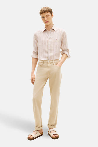 Beige overhemd met lange mouwen van Tommy Hilfiger, gestreept en gedragen met een beige pantalon en sandalen.

