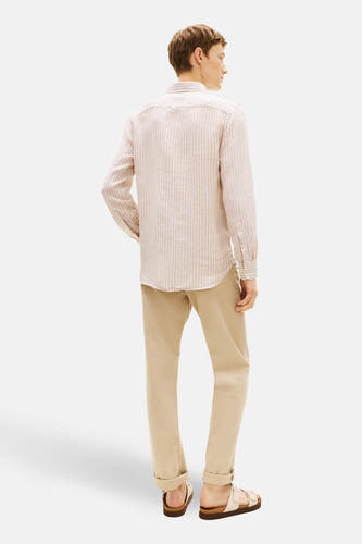 Beige overhemd (lange mouwen) van TOMMY HILFIGER, met een gestreept patroon, gedragen met kaki broek en sandalen, achterkant.
