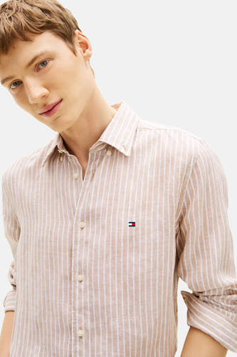 Beige gestreept overhemd met lange mouwen van Tommy Hilfiger, met knoopsluiting en logo op de borst.