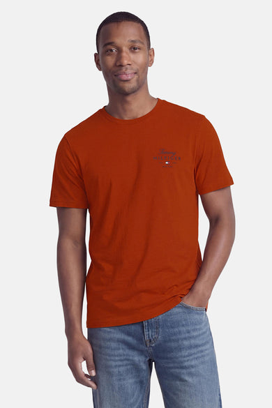 Oranje korte mouwen T-shirt van TOMMY HILFIGER met klein logo op borst, gedragen door model in lifestyle pose