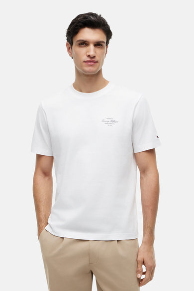 Witte korte mouw T-shirt van TOMMY HILFIGER met klein logo op borst en mouw, gedragen door model in lifestyle shot